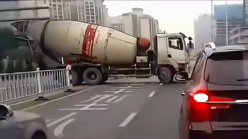 任性變道惹禍端，后車司機苦不堪言